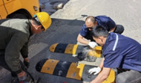 【市城市燃熱集團富泰熱力】增設減速帶 安裝廣角鏡—— 長輸2號站聯(lián)合玉泉區(qū)交警隊護航交通安全